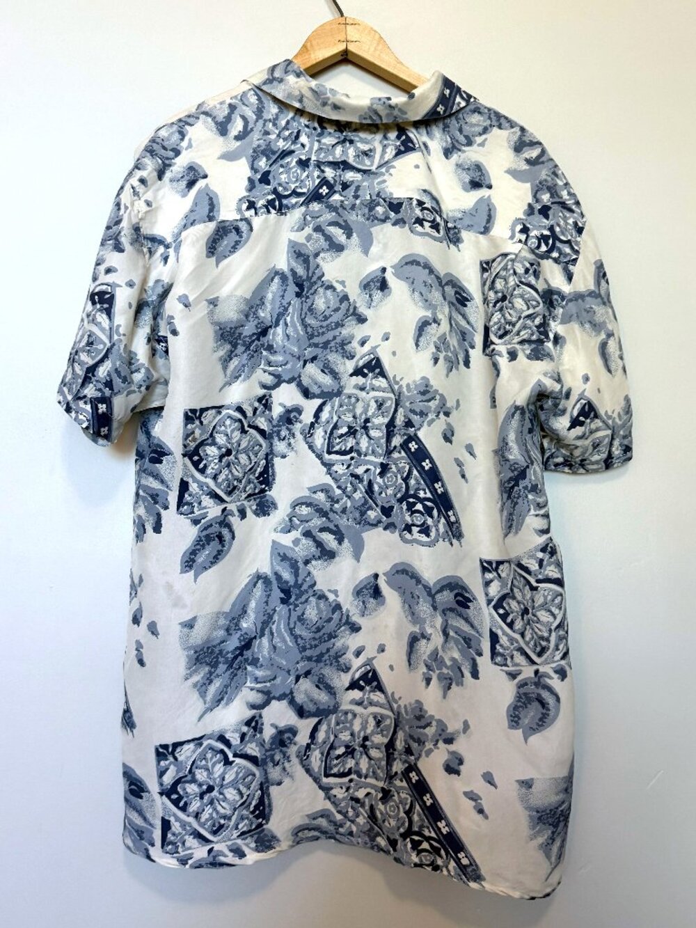 Vintage MODA Beda Kota 100% Silk Hawaiian Shirt – Blue & White Floral Tile – M - Picture 2 of 9